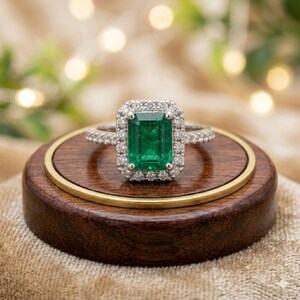 Anillo de compromiso de esmeralda natural talla esmeralda de 3,40 quilates y diamantes / Oro blanco de 14 quilates (certificado IGL)