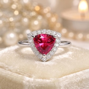 Anillo de compromiso de rubí natural talla trillón de 2,50 quilates y diamantes / Oro blanco de 14 quilates (certificado IGL)