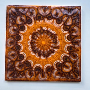 Könnte beinhalten: Eine weiße Keramik-Tasse mit schwarzem Henkel und dem Text "But First, Coffee" in schwarzer, handschriftlicher Schrift. Die Tasse steht auf einer weißen Oberfläche.