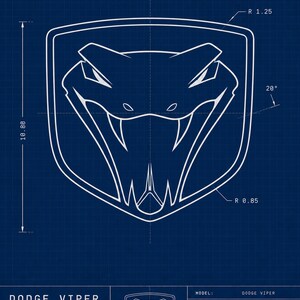 Könnte beinhalten: Ein blauer technischer Bauplan mit der weißen Strichzeichnung eines Dodge Viper Schlangenkopf-Emblems. Das Design enthält technische Anmerkungen, Maße von 9,80 mal 10,80 sowie den Text Dodge Viper, Detroit, Michigan, USA, Power. Control. Instinct.