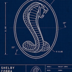 Könnte beinhalten: Ein blauer Bauplan mit einer weißen Strichzeichnung des Shelby Cobra Schlangen-Emblems in einem Oval. Die technische Zeichnung enthält Maße von 9,40 und 11,80, Radien von 1,25 und 0,85 sowie Winkel von 18 und 22 Grad. Text enthält Shelby Cobra.