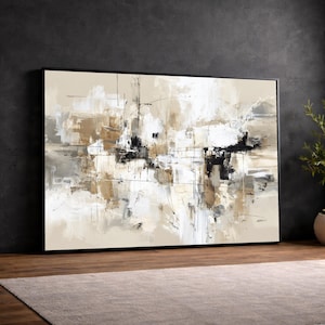 Puede incluir: Una gran pieza de arte mural rectangular que presenta una pintura abstracta con una paleta de beige, crema, blanco, gris y negro. La composición muestra pinceladas en capas, aplicaciones de pintura texturizada y líneas oscuras finas en un marco negro.
