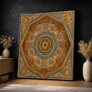 Könnte beinhalten: Großformatige gerahmte Kunst mit einem aufwendigen geometrischen Muster in Gold-, Blau- und Brauntönen. Das Kunstwerk hat eine achteckige Form mit einem zentralen kreisförmigen Muster. Der Rahmen ist schwarz, und das Kunstwerk lehnt an einer dunklen Wand.