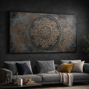 Può includere: Grande opera d'arte da parete incorniciata con un design mandala in rilievo. L'opera presenta uno sfondo scuro e strutturato con toni bronzo e grigio. Il mandala è un motivo centrale e circolare con intricati elementi floreali e geometrici.