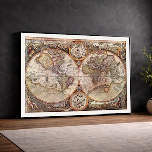 Op de afbeelding: Een ingelijste wereldkaartprint in vintage-stijl met de titel Orbis Terrae Compendiosa Descriptio, met twee grote cirkelvormige hemisferen, gedetailleerde cartografische elementen, decoratieve illustraties van figuren en hemelse diagrammen.