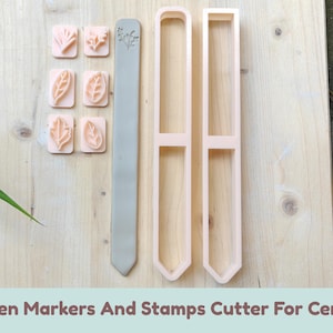 Può includere: Un set di sei piccoli timbri quadrati color pesca con vari disegni di foglie e motivi botanici, un segnaposto da giardino in argilla grigia rettangolare con un motivo botanico stampato e due tagliapasta rettangolari color pesca.