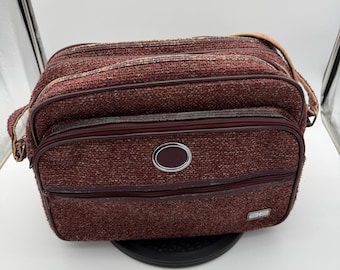 Maleta de viaje vintage Amelia Earhart de tweed color burdeos con múltiples cremalleras AE