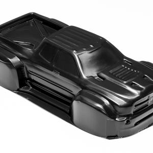 Pode incluir: Carroceria de camião RC preta brilhante, com design de pick-up. Apresenta uma grelha dianteira detalhada, aberturas no capô e cavas das rodas proeminentes. A forma geral é aerodinâmica e elegante.