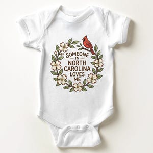 Someone In North Carolina Loves Me Baby Onesie - Cute NC Cardinal Floral Bodysuit bild 7