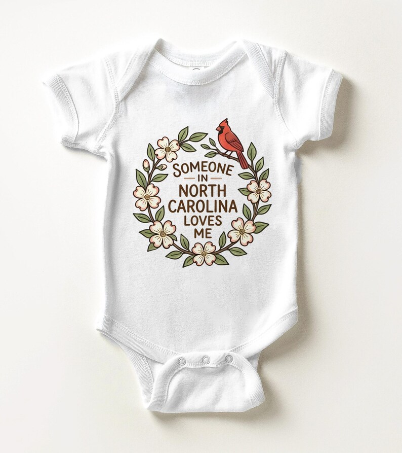 Someone In North Carolina Loves Me Baby Onesie - Cute NC Cardinal Floral Bodysuit bild 7