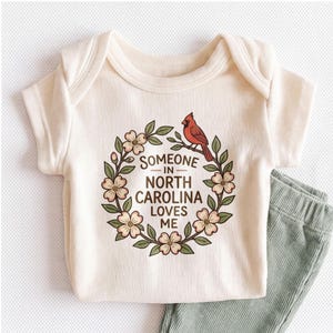 Someone In North Carolina Loves Me Baby Onesie - Cute NC Cardinal Floral Bodysuit bild 1