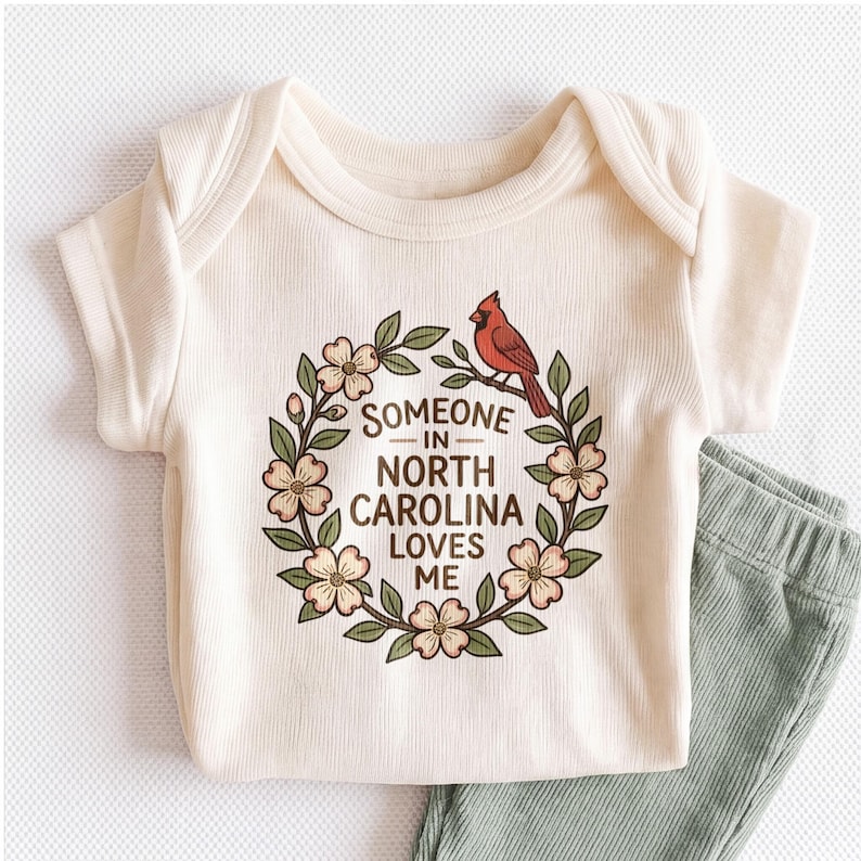 Someone In North Carolina Loves Me Baby Onesie - Cute NC Cardinal Floral Bodysuit bild 1