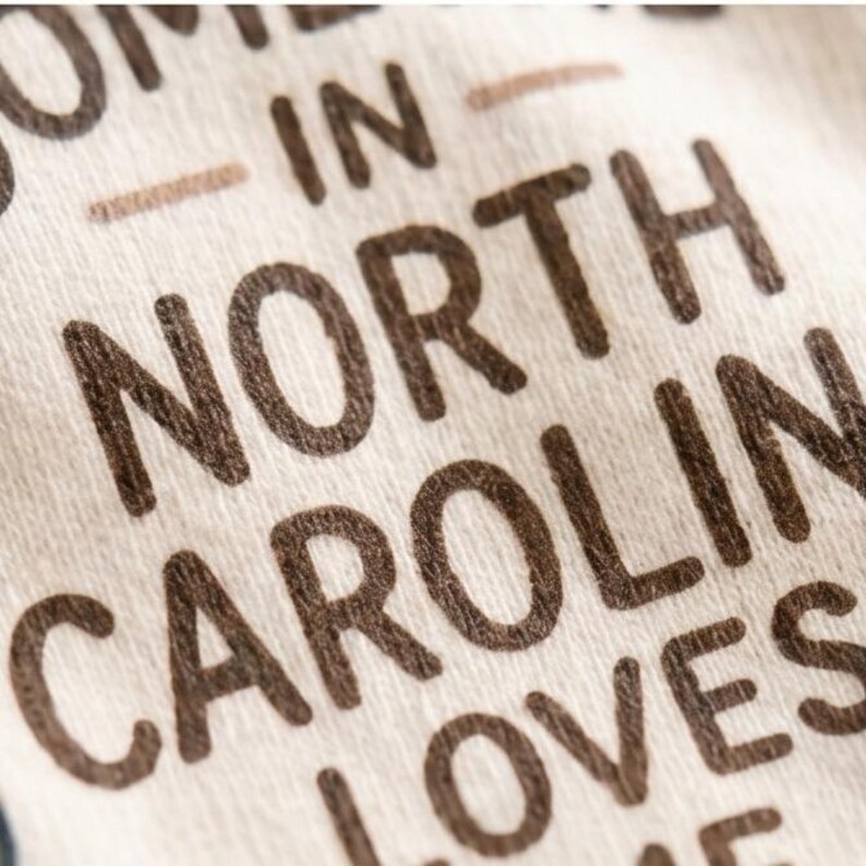 Someone In North Carolina Loves Me Baby Onesie - Cute NC Cardinal Floral Bodysuit bild 3