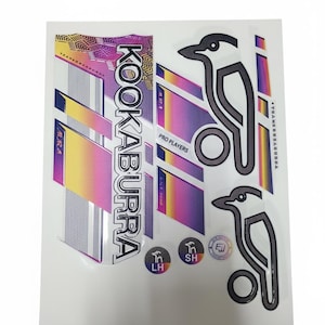 Peut inclure: Autocollants de batte de cricket Kookaburra avec un design dégradé rose, jaune et violet. Les autocollants présentent le logo Kookaburra et un graphique d'oiseau, ainsi que le texte "PRO PLAYERS".