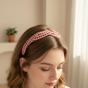 Diadema Gingham Twist: Diadema anudada de mezcla de algodón con estampado a cuadros – Accesorio de estilo preppy