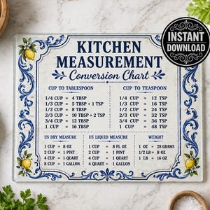 Può includere: Un grafico di conversione delle misure da cucina rettangolare con un design floreale blu e bianco. Il grafico include conversioni da tazze a cucchiai, da tazze a cucchiaini, misure secche e liquide e peso. Il testo "Download istantaneo" è in un cerchio nero.