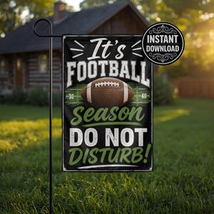 Może przedstawiać: Czarna flaga ogrodowa z napisem "It's FOOTBALL Season DO NOT DISTURB!" i grafiką piłki nożnej. Flaga ma również logo "NATYCHMIASTOWE POBIERANIE". Flaga jest wyświetlana na czarnym metalowym stojaku w trawiastym ogrodzie.