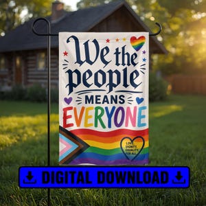 Può includere: Una bandiera da giardino rettangolare con il testo We the people MEANS EVERYONE in caratteri blu scuro e multicolori. Il design include un cuore arcobaleno, piccole stelle e un motivo a bandiera pride sul fondo con un cuore contenente il testo LOVE. DIGNITY. EQUALITY. FOR ALL.