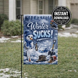 Puede incluir: Una bandera de jardín con un muñeco de nieve con gorro y bufanda azules, con el texto "Winter Sucks!" y un pájaro con sombrero. La bandera también presenta un termómetro, botas y una pala.