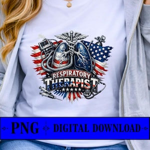 Puede incluir: Camiseta blanca con un diseño gráfico para un terapeuta respiratorio. El diseño incluye pulmones, un caduceo y un motivo de la bandera estadounidense. El texto "Respiratory Therapist" se muestra de forma destacada. También incluye un estetoscopio y jeringas.