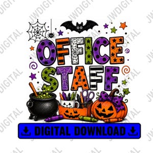 Peut inclure: Un graphique numérique avec le texte OFFICE STAFF en lettres colorées et à motifs. En dessous se trouvent un chaudron noir, un organisateur de bureau avec des stylos et des ciseaux, et une citrouille avec un nœud violet. Une chauve-souris, une toile d'araignée et des étoiles décorent le haut.