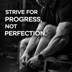 Może przedstawiać: Czarno-białe zdjęcie z napisem &bdquo;STRIVE FOR PROGRESS, NOT PERFECTION&rdquo;. Osoba sznurowała czarny but sportowy. Obraz ma motywacyjny motyw, sugerujący fitness i samodoskonalenie.