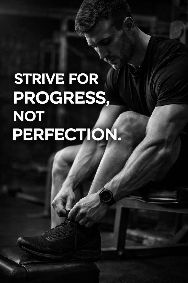 Może przedstawiać: Czarno-białe zdjęcie z napisem &bdquo;STRIVE FOR PROGRESS, NOT PERFECTION&rdquo;. Osoba sznurowała czarny but sportowy. Obraz ma motywacyjny motyw, sugerujący fitness i samodoskonalenie.