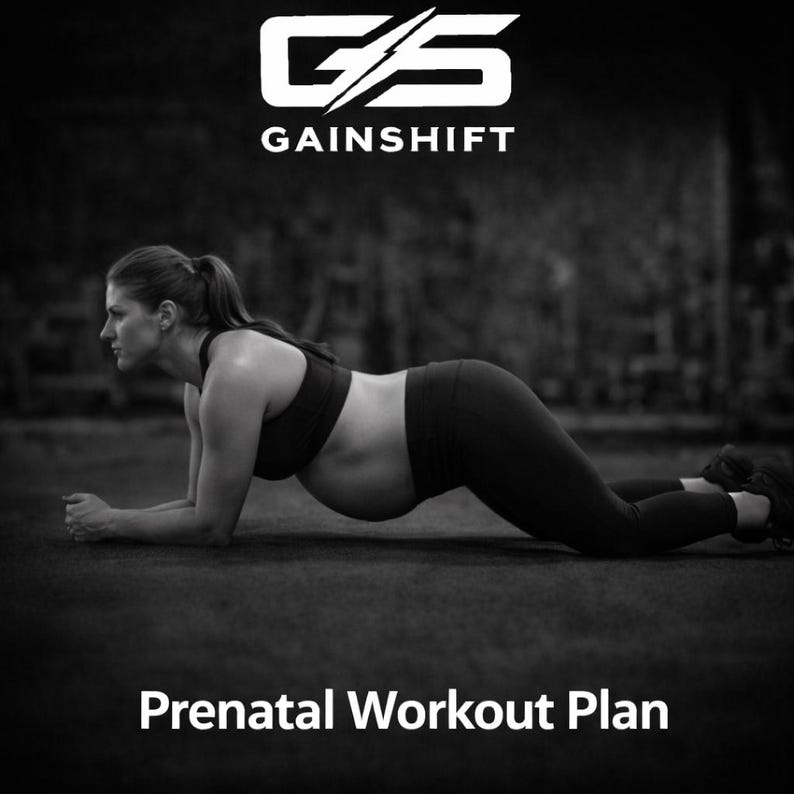 Puede incluir: Imagen en blanco y negro de una persona embarazada en posici&oacute;n de plancha, con sujetador deportivo y leggings. El texto "Gainshift" y "Prenatal Workout Plan" se muestra en blanco.