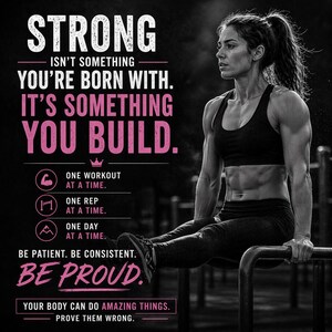 K&ouml;nnte beinhalten: Schwarz-wei&szlig; Motivationsposter mit Text: &bdquo;STRONG ISN'T SOMETHING YOU'RE BORN WITH. IT'S SOMETHING YOU BUILD.&ldquo; Eine Frau in Trainingskleidung macht eine K&ouml;rpergewichts&uuml;bung an Parallelbarren. Das Poster enth&auml;lt auch die S&auml;tze &bdquo;BE PROUD&ldquo; und &bdquo;YOUR BODY CAN DO AMAZING THINGS.&ldquo;
