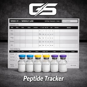Pu&ograve; includere: Un grafico con un registro settimanale "Peptide Tracker" e sei fiale con tappi colorati. Le fiale sono davanti al registro, che riporta la scritta "WEEK 01 - WEEKLY LOG" e il logo "GS".