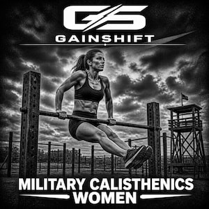 Może przedstawiać: Czarno-białe zdjęcie kobiety wykonującej ćwiczenie kalisteniczne na drążku. Obraz zawiera tekst "GAINSHIFT" i "MILITARY CALISTHENICS WOMEN". Tło przedstawia zachmurzone niebo i wojskową wieżę obserwacyjną.