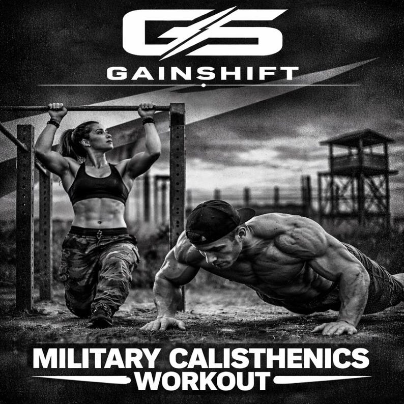 K&ouml;nnte beinhalten: Schwarz-Wei&szlig;-Bild mit dem Text "GAINSHIFT" und "MILITARY CALISTHENICS WORKOUT." Eine Frau macht Klimmz&uuml;ge, und ein Mann macht Liegest&uuml;tze. Der Hintergrund zeigt einen Wachturm und Outdoor-Trainingsger&auml;te.