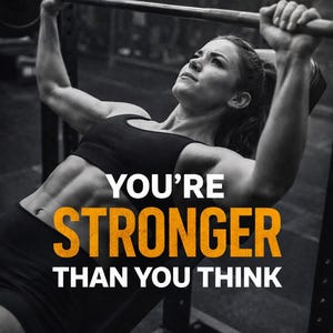 Może przedstawiać: Kobieta podnosząca sztangę na siłowni. Obraz zawiera tekst "YOU'RE STRONGER THAN YOU THINK" w kolorze białym i pomarańczowym. Kobieta ma na sobie czarny biustonosz sportowy i szorty. Tło to stojak do podnoszenia ciężar&oacute;w.