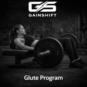 Op de afbeelding: Zwart-wit afbeelding van een vrouw die een heupstootoefening uitvoert met een halter. De afbeelding bevat de tekst "Gainshift" en "Glute Program". De vrouw draagt sportkleding en zit op een bank.