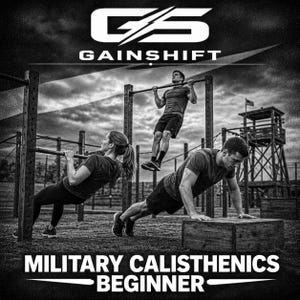 Może przedstawiać: Czarno-białe zdjęcie przedstawiające trzy osoby wykonujące ćwiczenia kalisteniczne. Obraz zawiera tekst "GAINSHIFT" i "MILITARY CALISTHENICS BEGINNER". Jedna osoba robi podciągania, druga pompki, a trzecia podciągania.