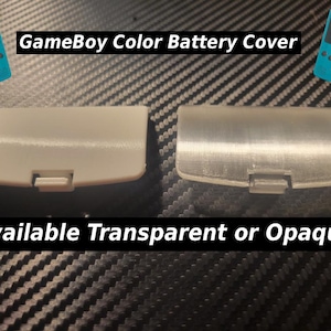 Puede incluir: Se muestran dos tapas de batería GameBoy Color, una opaca y otra transparente. Las tapas son de color gris claro y tienen forma rectangular con una parte superior curvada. También se ve el texto "GameBoy Color Battery Cover" y "Available Transparent or Opaque!"
