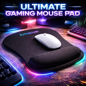 Könnte beinhalten: Schwarzes Gaming-Mauspad mit einer weißen Maus und Handballenauflage. Das Pad trägt den Text "ULTIMATE GAMING MOUSE PAD" und "ELITEGROUND". Das Pad ist von einem farbenfrohen Neonlicht umgeben.