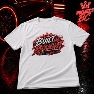 Könnte beinhalten: Ein weißes T-Shirt mit einem Grafikdesign, das den Schriftzug BUILT NOT BOUGHT in roter und weißer Schrift zeigt, gekrönt von einem roten Kronensymbol. Darunter steht der Text NO EXCUSES NO LIMITS ALL IN PROJECT BC.