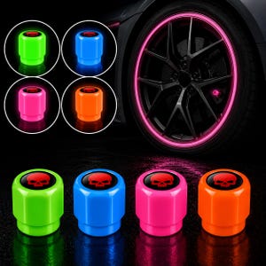 Könnte beinhalten: Vier zylindrische Reifenventilkappen in Neongrün, Blau, Pink und Orange, jeweils mit einer schwarzen Oberseite und einem roten Totenkopf-Motiv. Das Bild zeigt die Kappen zudem leuchtend in kreisförmigen Einsätzen und an einer Autofelge.