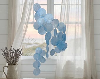 Capiz snäckskalsvindklocka, hängande konst för utomhusbruk, kustnära uteplatsdekor, zenbalkongdekor, avkopplande trädgårdskonst, inflyttningspresent, present till nytt hem