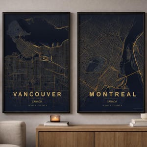 Op de afbeelding: Twee ingelijste stadsplattegronden. De kaarten van Vancouver en Montreal, Canada, worden weergegeven met goudkleurige straatrasters op een donkerblauwe achtergrond. De stadsnamen zijn in goud.