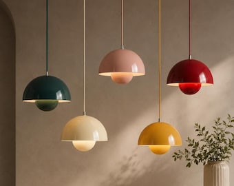 Colgante danés con forma de flor y botón / Metal mate, estilo moderno de mediados de siglo