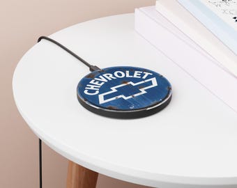 Ładowarka bezprzewodowa z logo Chevroleta | Zabytkowy, zardzewiały niebieski emblemat samochodowy