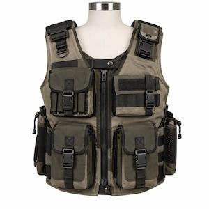 Può includere: Un gilet tattico verde oliva con chiusura centrale a zip, molteplici tasche portaoggetti con cinturini neri a fibbia, spallacci regolabili e scomparti laterali in rete. Il capo è realizzato con cuciture rinforzate e fettucce modulari.