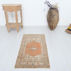 Puede incluir: Un juego de tres tazas de cerámica con un acabado moteado y mate. Las tazas son de color crema, gris claro y gris oscuro. Cada taza tiene un diseño simple y minimalista y un asa redondeada.