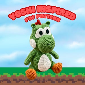 Puede incluir: Una muñeca Yoshi verde hecha a mano con ganchillo, con detalles blancos, pies naranjas y una cresta roja. El texto "YOSHI INSPIRED PDF PATTERN" se muestra en rojo encima de la muñeca. El fondo presenta un cielo azul y un suelo pixelado verde y marrón.