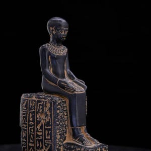 Amenhotep Scribe-staty – Forntida egyptisk faraoskulptur, svart figur, hieroglyfisk dekor