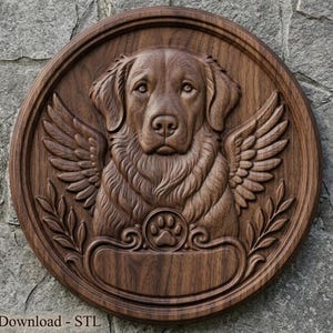 Könnte beinhalten: Eine kreisförmige Wandplakette aus dunkelbraunem Holz mit einem Reliefschnitzwerk eines Hundes mit Flügeln. Das Design umfasst ein zentrales Hundeporträt, gefiederte Flügel, ein Pfotenabdruck-Emblem und ein leeres Namensschild. Digital Download - STL.