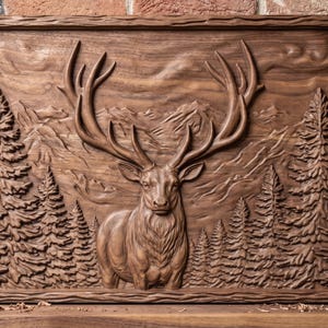 Peut inclure: Une plaque murale rectangulaire en bois présentant une sculpture en relief détaillée d'un cerf aux grands bois dans une forêt. La scène comprend de grands conifères des deux côtés et une chaîne de montagnes en arrière-plan, le tout rendu dans une teinte de bois brun riche avec une texture de grain naturel.