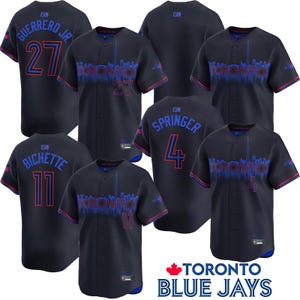 Puede incluir: Camisetas de béisbol azul marino con detalles rojos y azules. Las camisetas muestran el horizonte de Toronto y los nombres y números de los jugadores, incluyendo "Guerrero Jr. 27", "Bichette 11" y "Springer 4". El logotipo de los Blue Jays de Toronto es visible.
